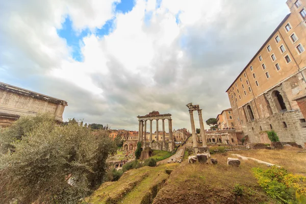 Rom - januar 6: die bögen und ruinen des römischen forums 6, 2016 in rom, italien. — Stockfoto