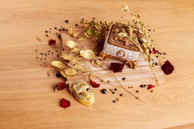 Güzel yaratıcı natürmort. Altın dal kutusu ve tiyatro maskesi.