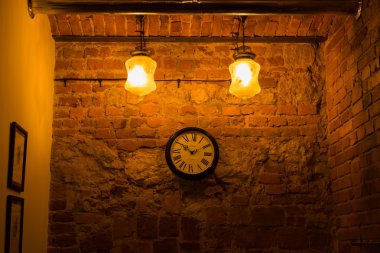 Tuğla tavanda güzel avize