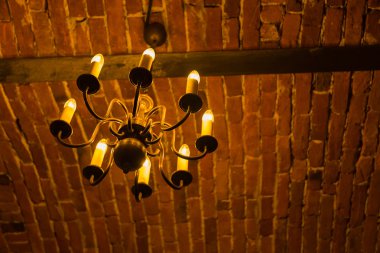 Tuğla tavanda güzel avize