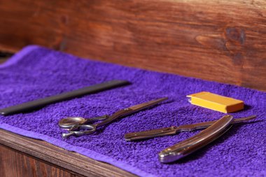 Araçlar Kuaför. Berber araçlar ahşap arka plan üzerinde