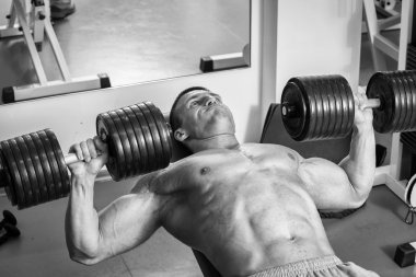 Güçlü adam. Spor kas eğitim. Spor eğitim.