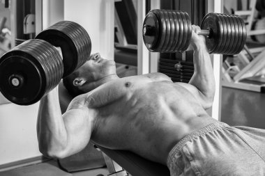 Güçlü adam. Spor kas eğitim. Spor eğitim.