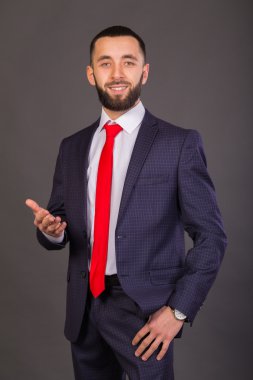 İş takım elbiseli genç şık işadamı.