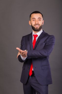 İş takım elbiseli genç şık işadamı.