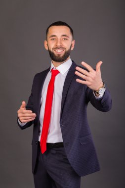 İş takım elbiseli genç şık işadamı.