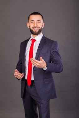 İş takım elbiseli genç şık işadamı.