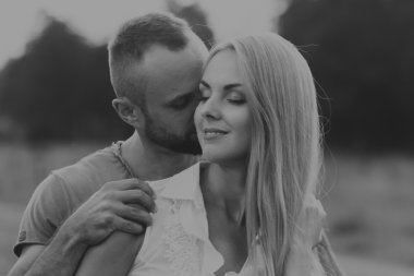 Genç bir çift tarlada