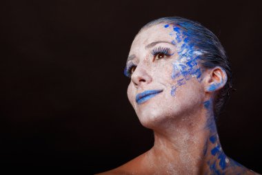 Sanat makyaj. Güzel kadın portre makyajlı, yakın çekim