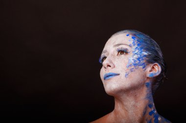 Sanat makyaj. Güzel kadın portre makyajlı, yakın çekim