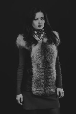 Genç bir kadının güzel siyah beyaz portre