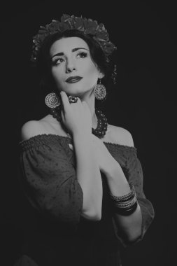 Güzel bir kızın siyah beyaz fotoğrafı.