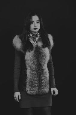 Genç bir kadının güzel siyah beyaz portre