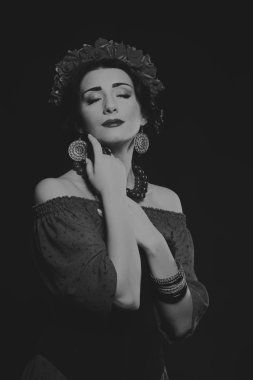 Güzel bir kızın siyah beyaz fotoğrafı.