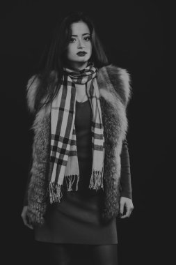 Genç bir kadının güzel siyah beyaz portre