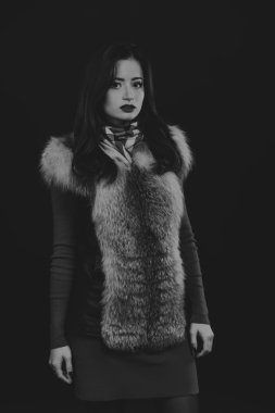 Genç bir kadının güzel siyah beyaz portre