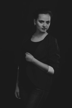 Genç bir kadının güzel siyah beyaz portre