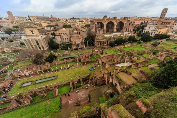 Rome - 6 januari: De bogen en de ruïnes van het Romeinse Forum 6, 2016 in Rome, Italië. — Stockfoto