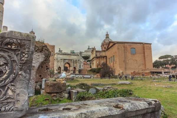 ROMA - 6 gennaio: Gli archi e le rovine del Foro Romano 6, 2016 a Roma . — Foto Stock