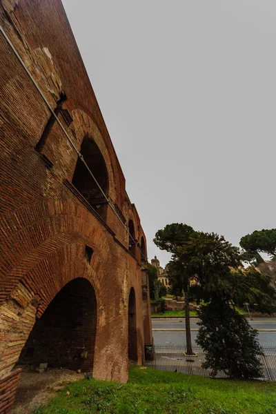 ROME - January 6: The arches and ruins of the Roman Forum 6, 2016 in Rome, Italy. — Stock Photo, Image