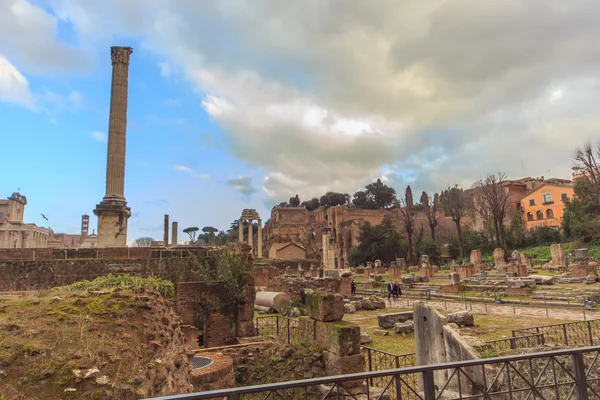 Rom - 6 januari: Valv och ruinerna av det romerska forumet 6, 2016 i Rom, Italien. — Stockfoto