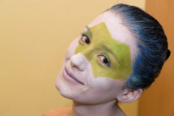 Het proces van de toepassing van make-up. Het werk van professionele Visagist — Stockfoto