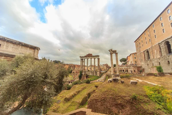 Rom - januar 6: die bögen und ruinen des römischen forums 6, 2016 in rom, italien. — Stockfoto