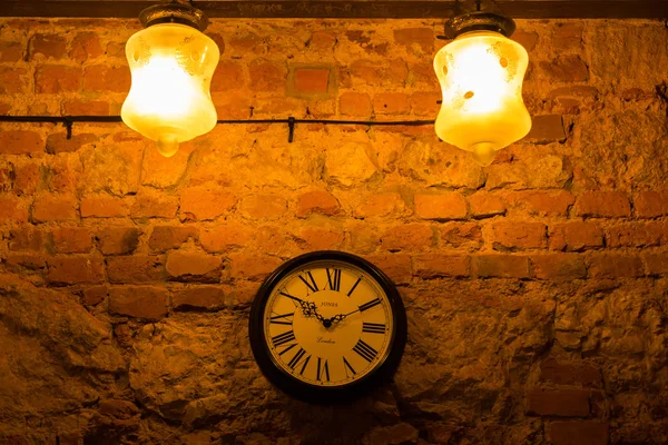 Tuğla tavanda güzel avize