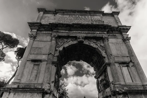 ROME - 13 janvier : Vue du Forum Romain de l'Arc de Rome le 13 janvier 2016 à Rome, Italie . — Photo