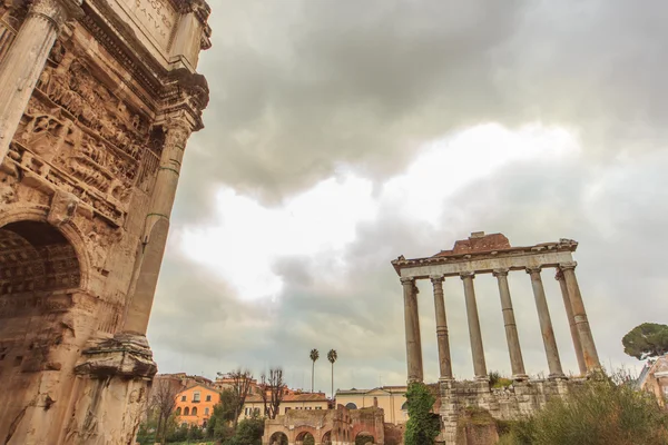 ROMA - 6 gennaio: Gli archi e le rovine del Foro Romano 6, 2016 a Roma . — Foto Stock