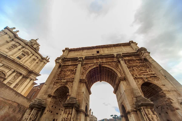 ROMA - 6 de janeiro: Os arcos e ruínas do Fórum Romano 6, 2016 em Roma, Itália . — Fotografia de Stock