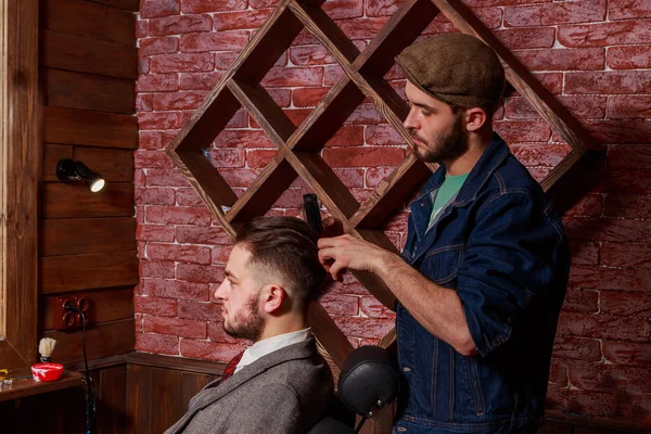 Barber combs client Barbershop — Stock Photo, Image