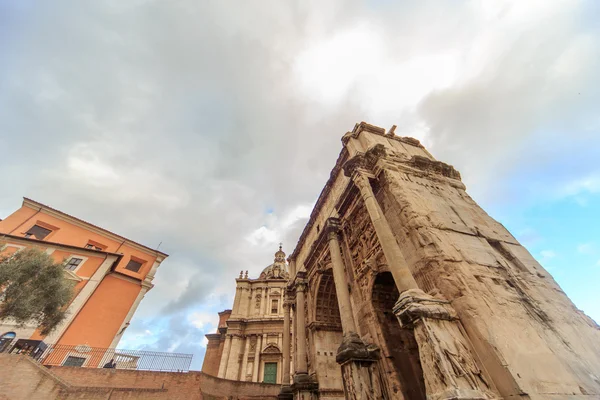 ROMA - 6 de enero: Los arcos y ruinas del Foro Romano 6, 2016 en Roma, Italia . —  Fotos de Stock