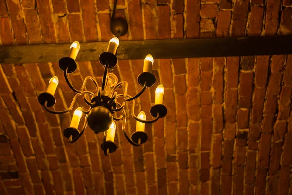 Bellissimo lampadario sul soffitto di mattoni — Foto Stock