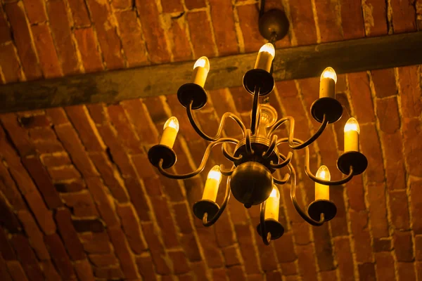 Bellissimo lampadario sul soffitto di mattoni — Foto Stock