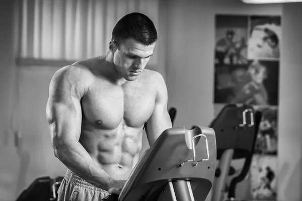 Un homme fort. Entraînement musculaire dans la salle de gym. Entraînement au gymnase . — Photo