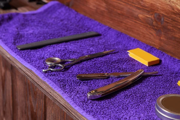 Araçlar Kuaför. Berber araçlar ahşap arka plan üzerinde