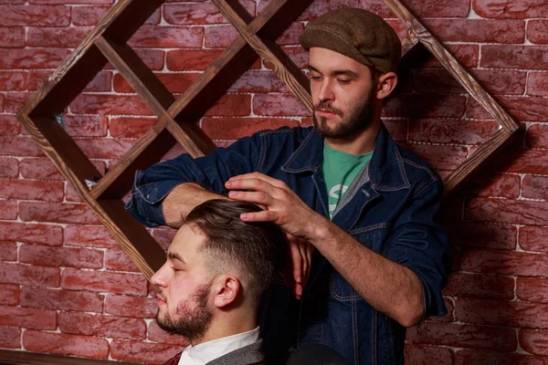 Barber combs client Barbershop — Stock Photo, Image
