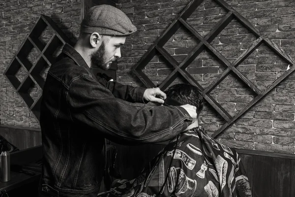 Homens de corte de cabelo Barbearia. Cabeleireiros masculinos; barbeiros. Barbeiro corta a máquina do cliente para cortes de cabelo . — Fotografia de Stock