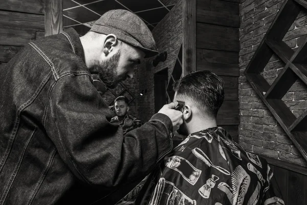 Парикмахерская. Парикмахеры, парикмахеры. Парикмахер режет клиентскую машину для стрижки . — стоковое фото