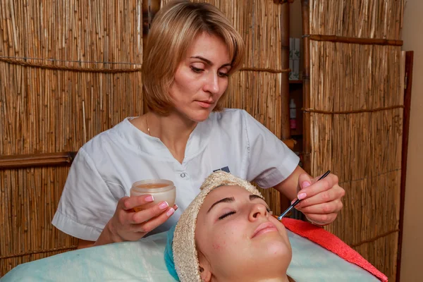 Schoonheidsbehandelingen voor probleem huid. Het meisje in de spa salon, toepassing van room. — Stockfoto