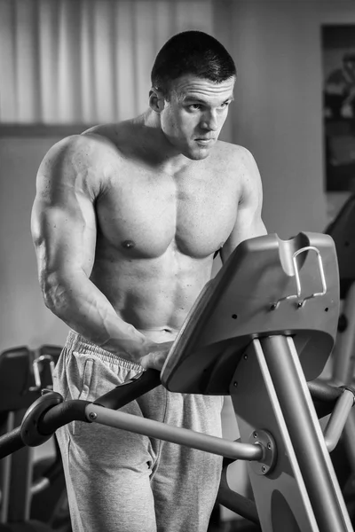 Сильный человек. Тренировка мышц в спортзале. Обучение в тренажерном зале . — стоковое фото
