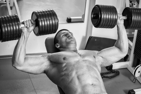 Сильный человек. Тренировка мышц в спортзале. Обучение в тренажерном зале . — стоковое фото