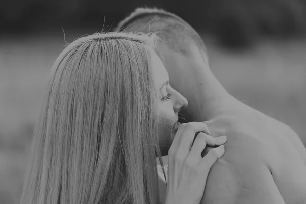 Jong paar in een veld — Stockfoto