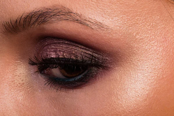 Stora professionella make-up ögon. Glitter, ögonskugga, highlighter, eyeliner. Syna av flicka närbild. — Stockfoto