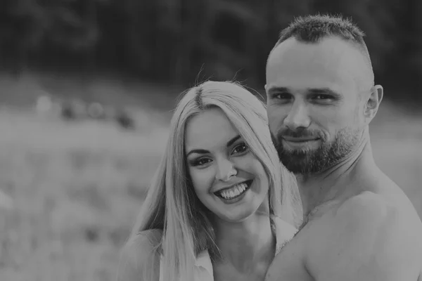 Young couple in a field — Stock Photo, Image