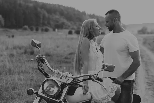 Jovem casal em um campo — Fotografia de Stock