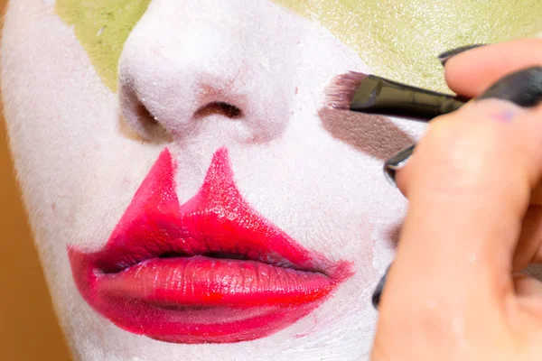Η διαδικασία της εφαρμογής του μακιγιάζ. Το έργο του επαγγελματία make-up artist — Φωτογραφία Αρχείου