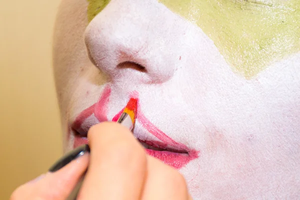 Η διαδικασία της εφαρμογής του μακιγιάζ. Το έργο του επαγγελματία make-up artist — Φωτογραφία Αρχείου