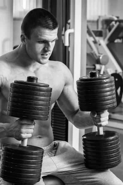 Un homme fort. Entraînement musculaire dans la salle de gym. Entraînement au gymnase . — Photo